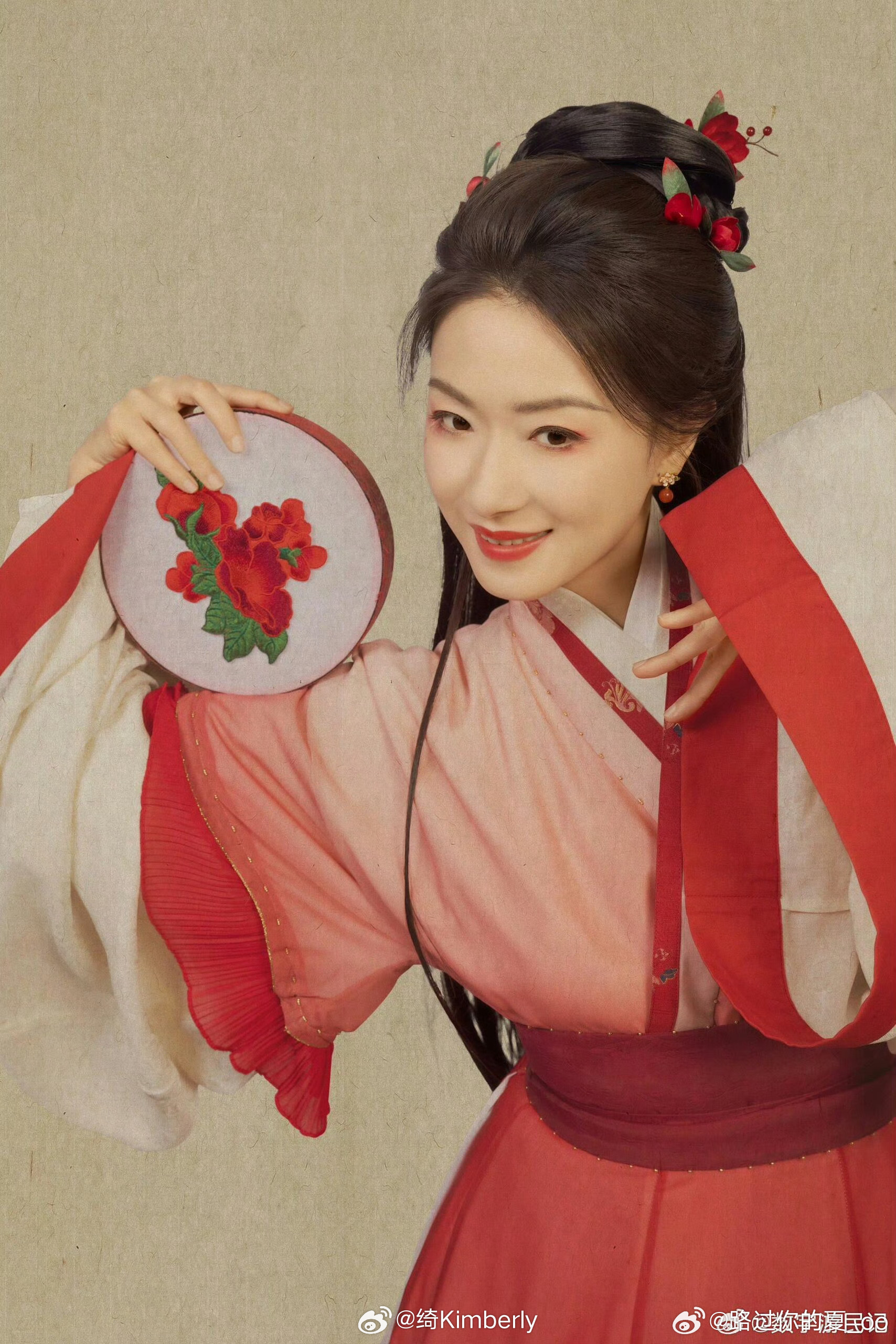 万茜唐宫仕女图万茜天生会画，现场落笔勾勒唐宫仕女，灵动细腻。同步官宣华为数字创作