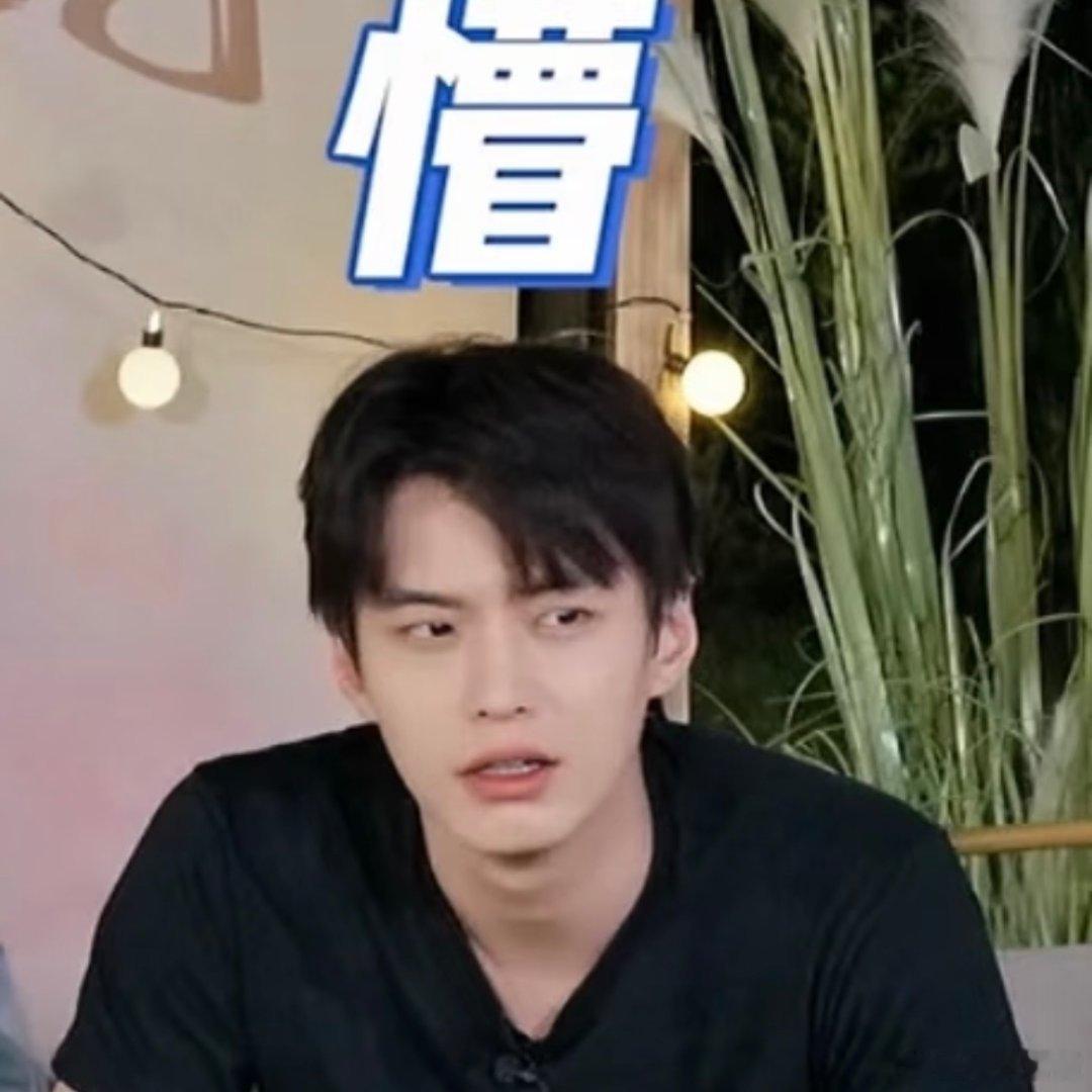 维嘉觉得跟何与聊天会尴尬我们的宿舍 预判尴尬反被打脸！维嘉以为和何与是初次碰面，