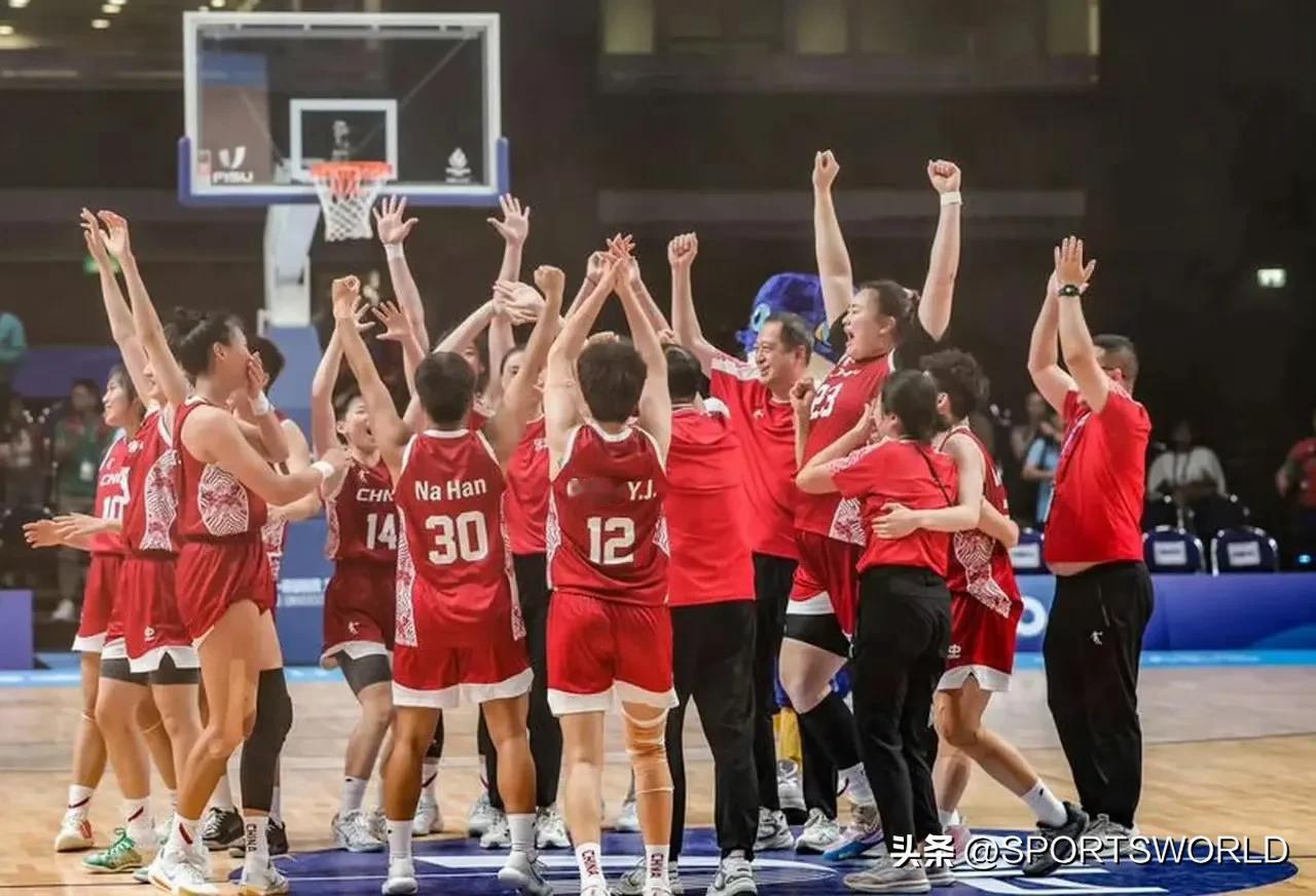 中国女篮大比分战胜美国女篮，卫冕大运会女篮冠军！这支美国女篮可是以NCAA顶级球