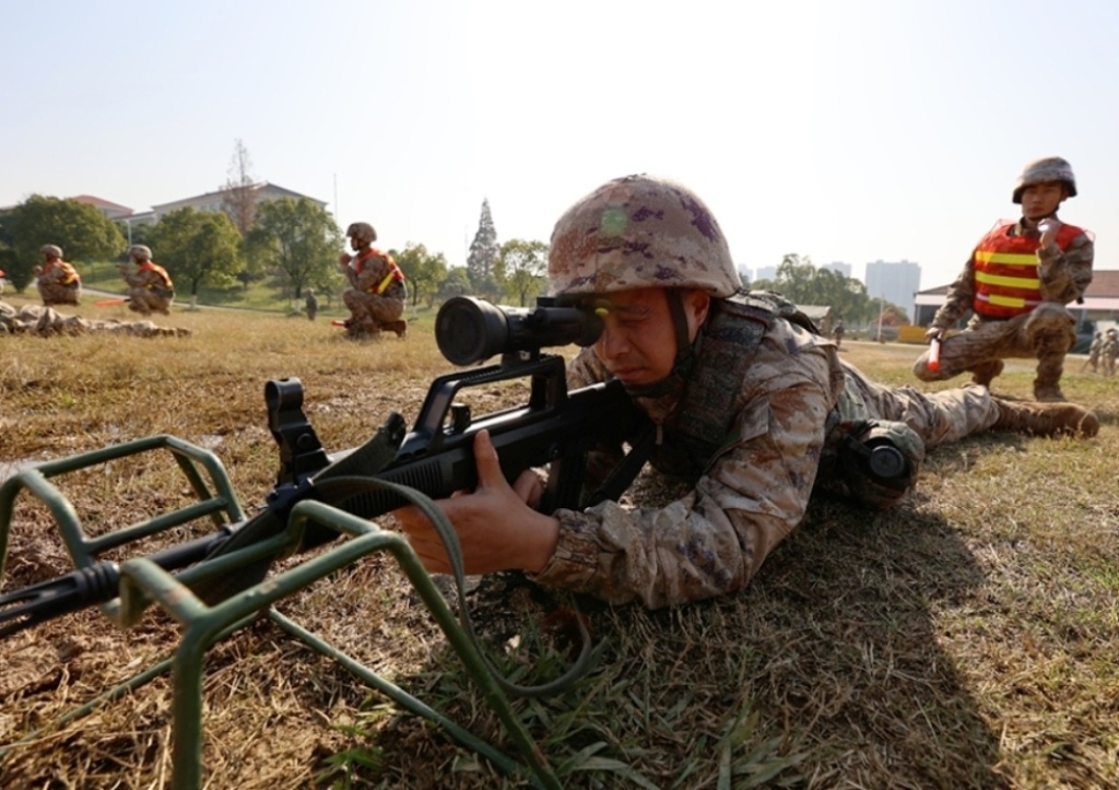 95/1枪族标配的MGL 95-1-300型微光瞄准镜注意物镜盖上的标注“白天或