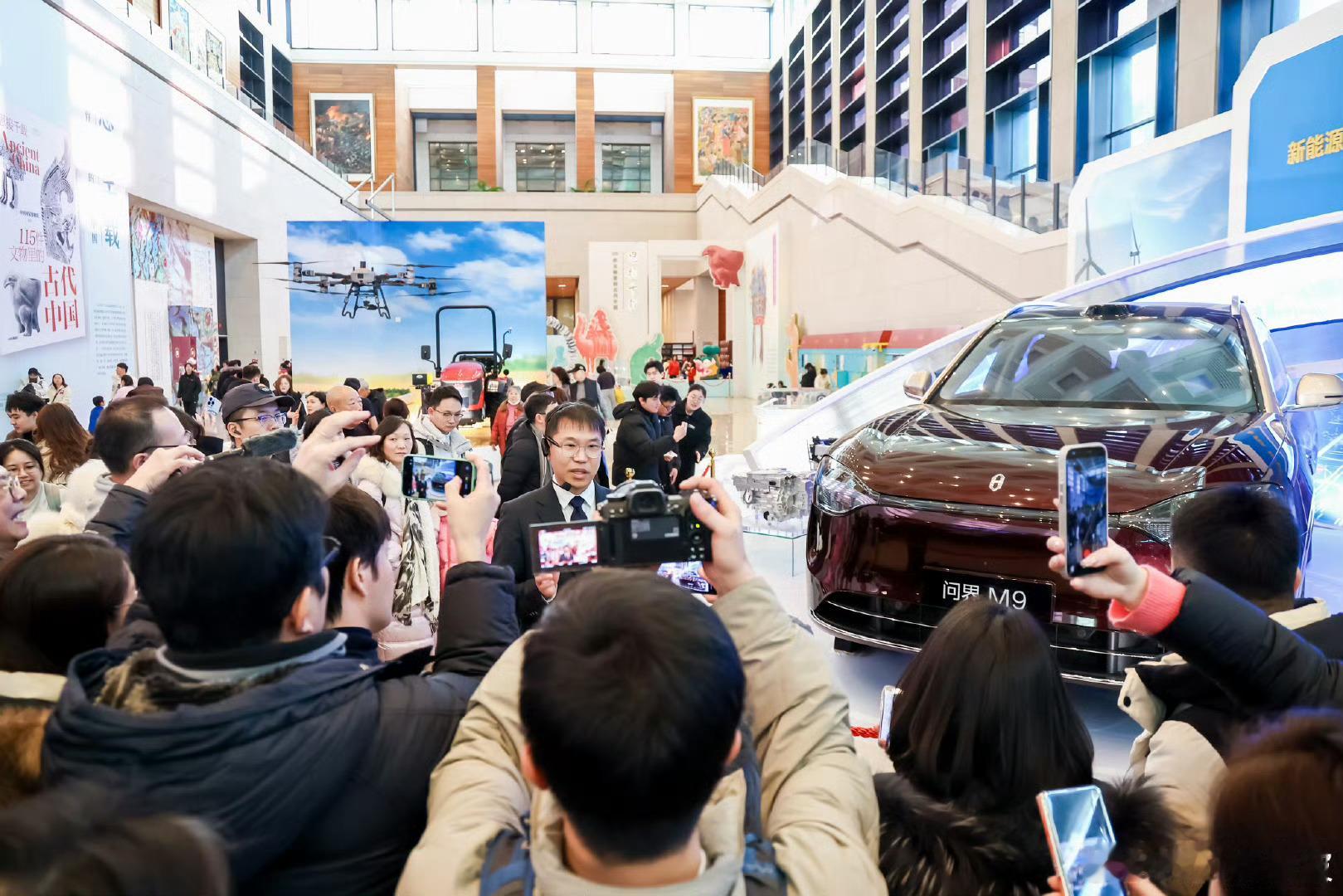 看来问界M9备受中外记者朋友们的关注啊 
