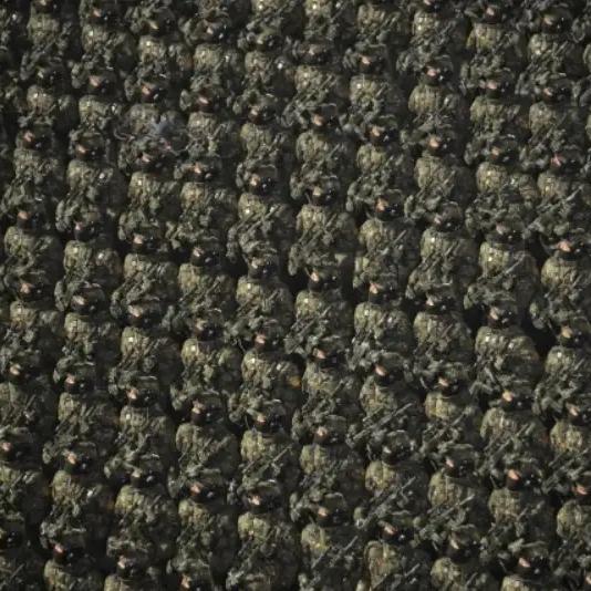 朝公开亮剑，举行阅兵式，公开划了一条红线
强调韩国是永远的敌人，如果有敌对国家侵