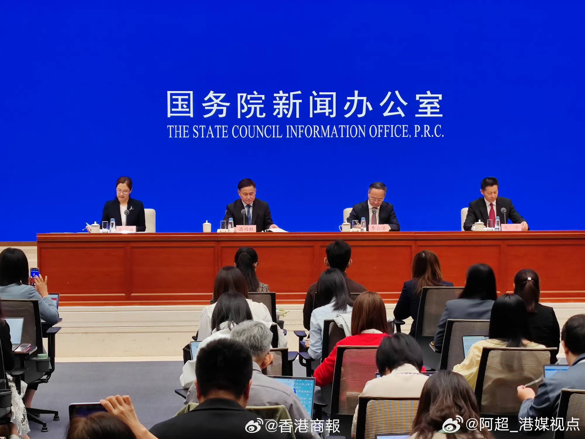 【财经快评】24日，中国人民银行行长潘功胜在国新办举行的新闻发布会上宣布多项利好
