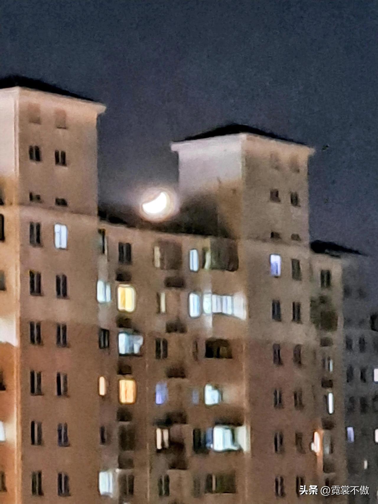 发一张你所在城市最美的夜景照片半个月亮升上来