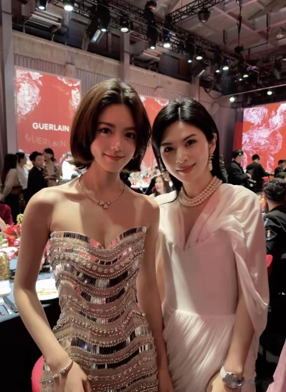 这次造型终于get到赵今麦的美点了，说实话小时候的她有点混血感觉，皮肤有点黑，不