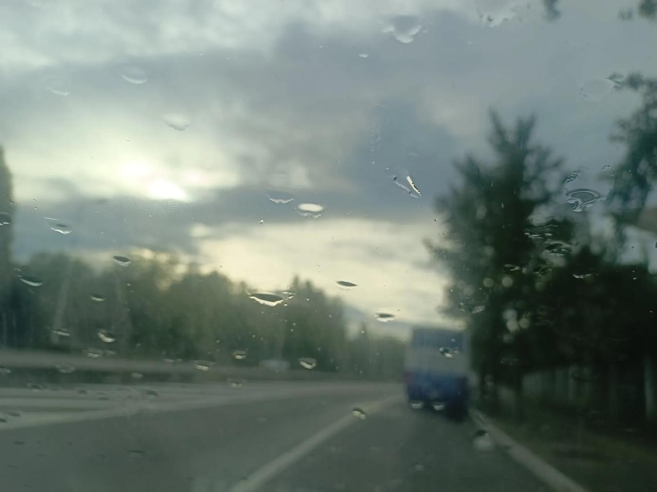 这雨说来就来，不说来它也来。[流泪][流泪][流泪][流泪]下点雨还冷得 大雨来