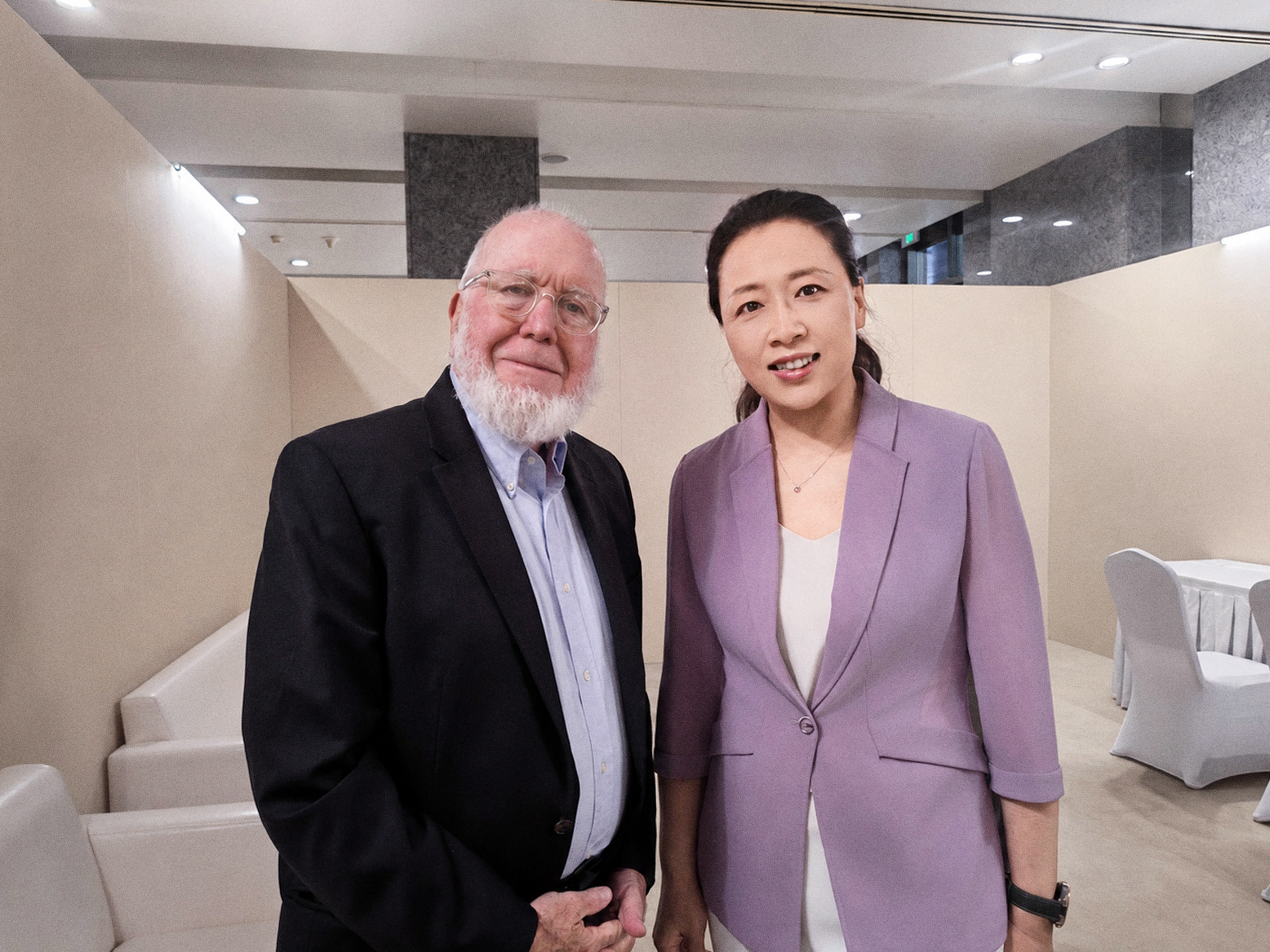 很荣幸在 WAIC 与凯文·凯利先生交流。凯利先生始终保持着对科学世界的独到观察