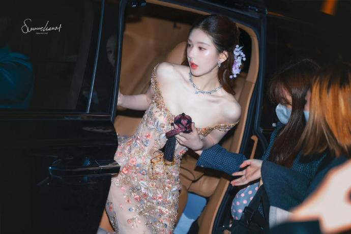 赵露思[超话] 女王下车 你美[期待] ​​​