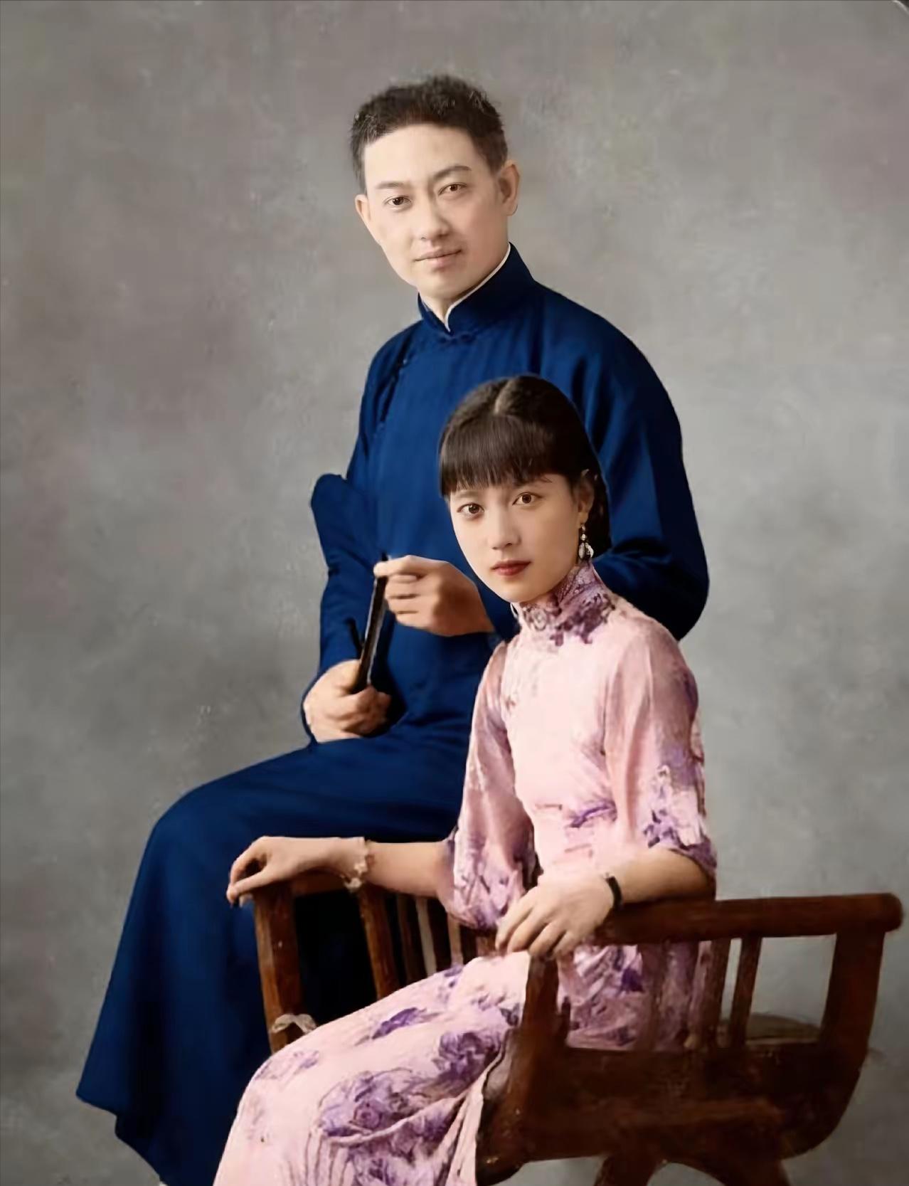 这是梅兰芳和19岁的孟小冬的真实合影，都看看吧，这可不是演员扮演的。

这是拍摄