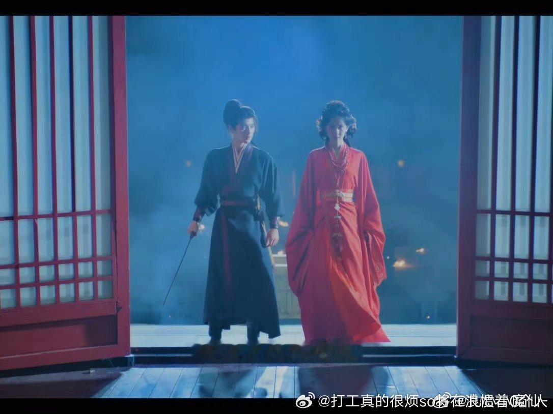 神人配的古偶男女主近镜头男的已经垫了吧 .嘟很纤细但穿这种衣服显得太细骨伶仃