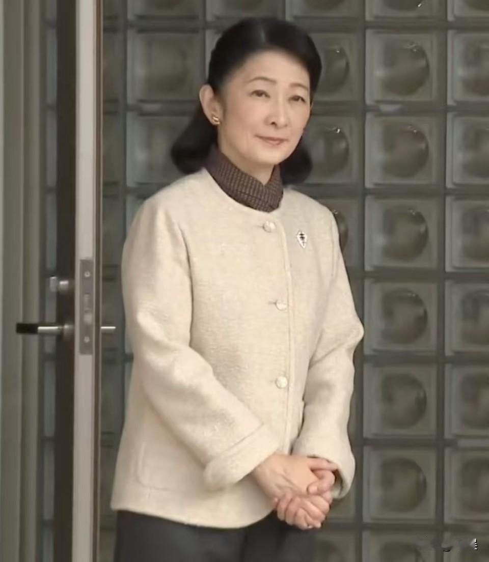 日本皇室纪子妃的“保洁服”

宫内厅的丑衣服终于找上纪子妃了，近日她出席公务，米