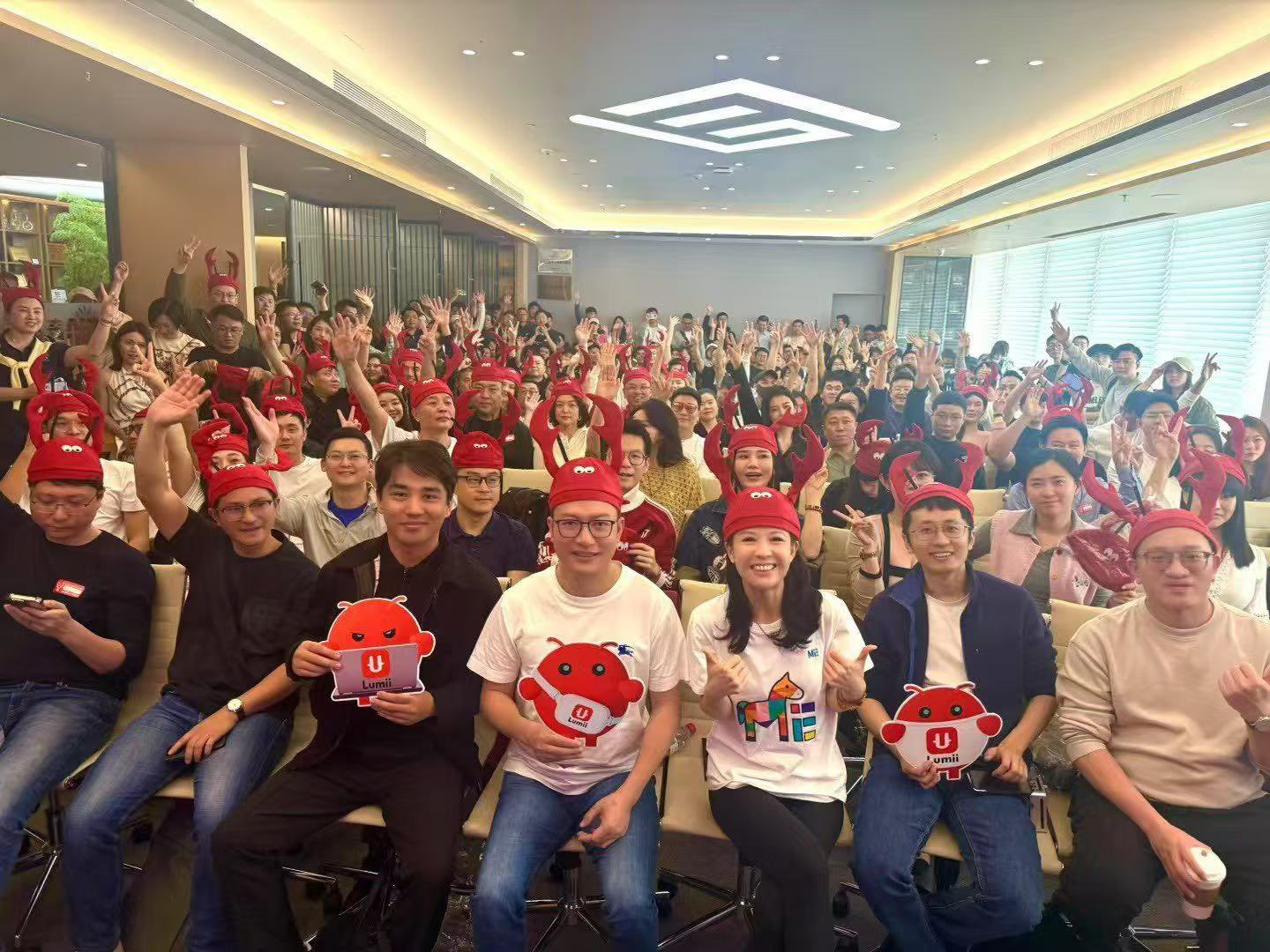 照片中间那位号称专门割韭菜脚底板的孔剑平，连续发了无数个诈骗项目都是从头割到脚，