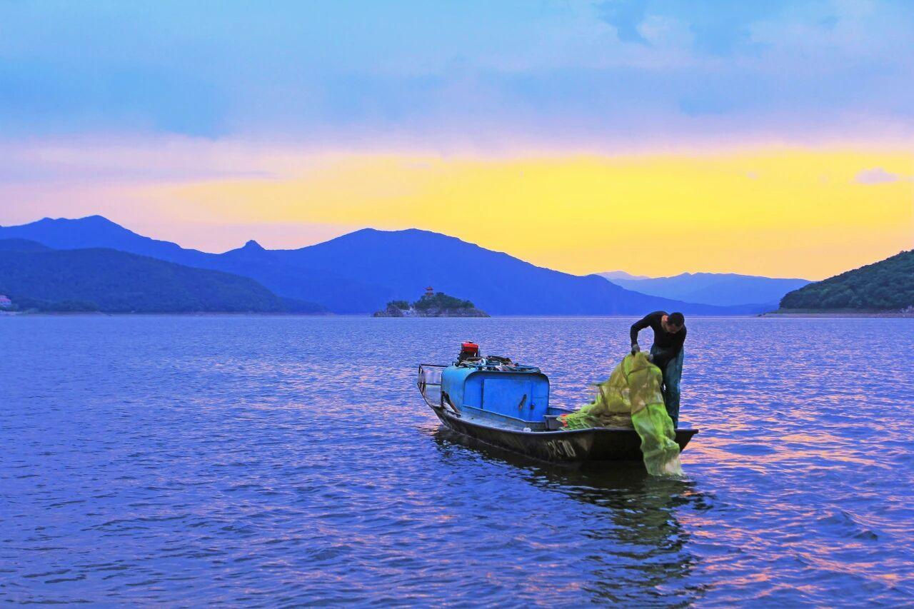 【能用金钱解决的问题，不用人情；能用汗水解决的问题，不用泪水】
        