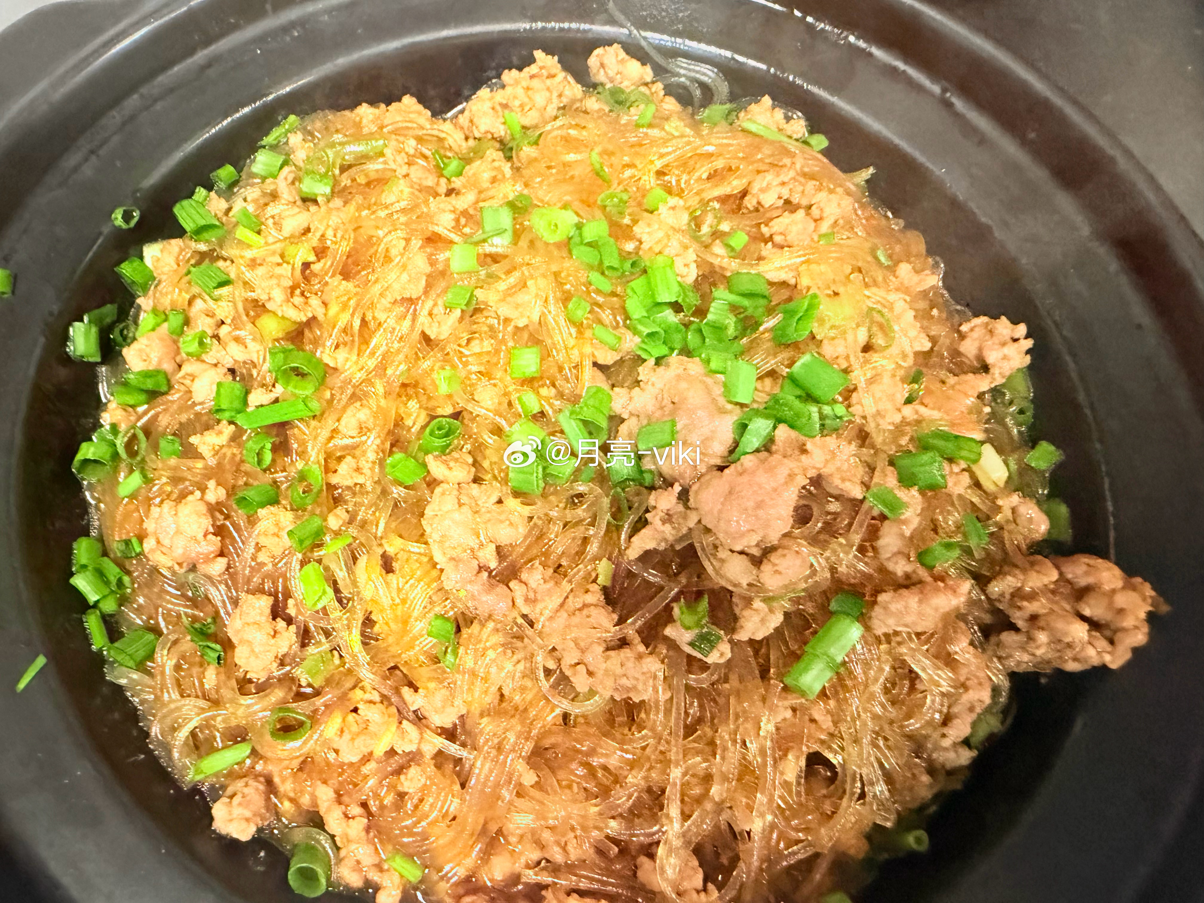 来一起恰点夜宵。肉沫粉丝➕鳝筒蒸肉👍🏻这次的南风肉不错，不咸不淡刚刚好，太奈