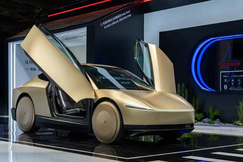 特斯拉CyberCab进上海进博会了，没方向盘没踏板，蝴蝶门，能座2名乘客，纯视