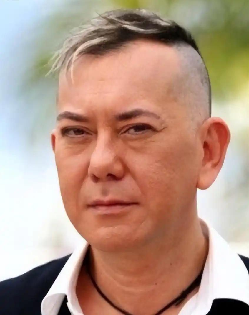 非我族类，其心必异。请看黄秋生。他有一个独特的标签，“港独”艺人。黄秋生的身世非