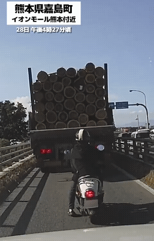吓人啊！
这是日本网友无意中拍到的！
7.1级别地震中的满负荷运载的大卡车的状态