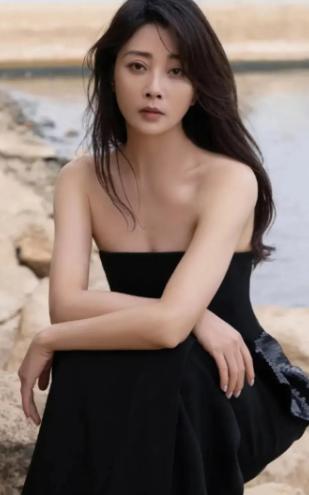 2017年，殷桃在家里帮妈妈摘菜时，妈妈看着殷桃，突然来了一句：“你看我把你生得