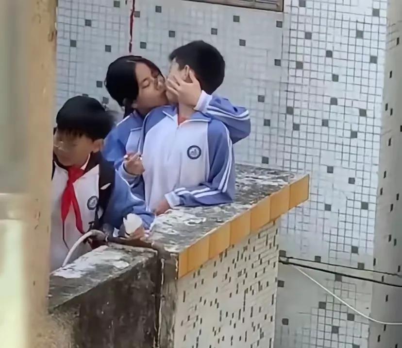 两名小学生在校园当众做出亲昵行为，旁边还有同学围观，这一幕让网友直呼“可怕”“脏