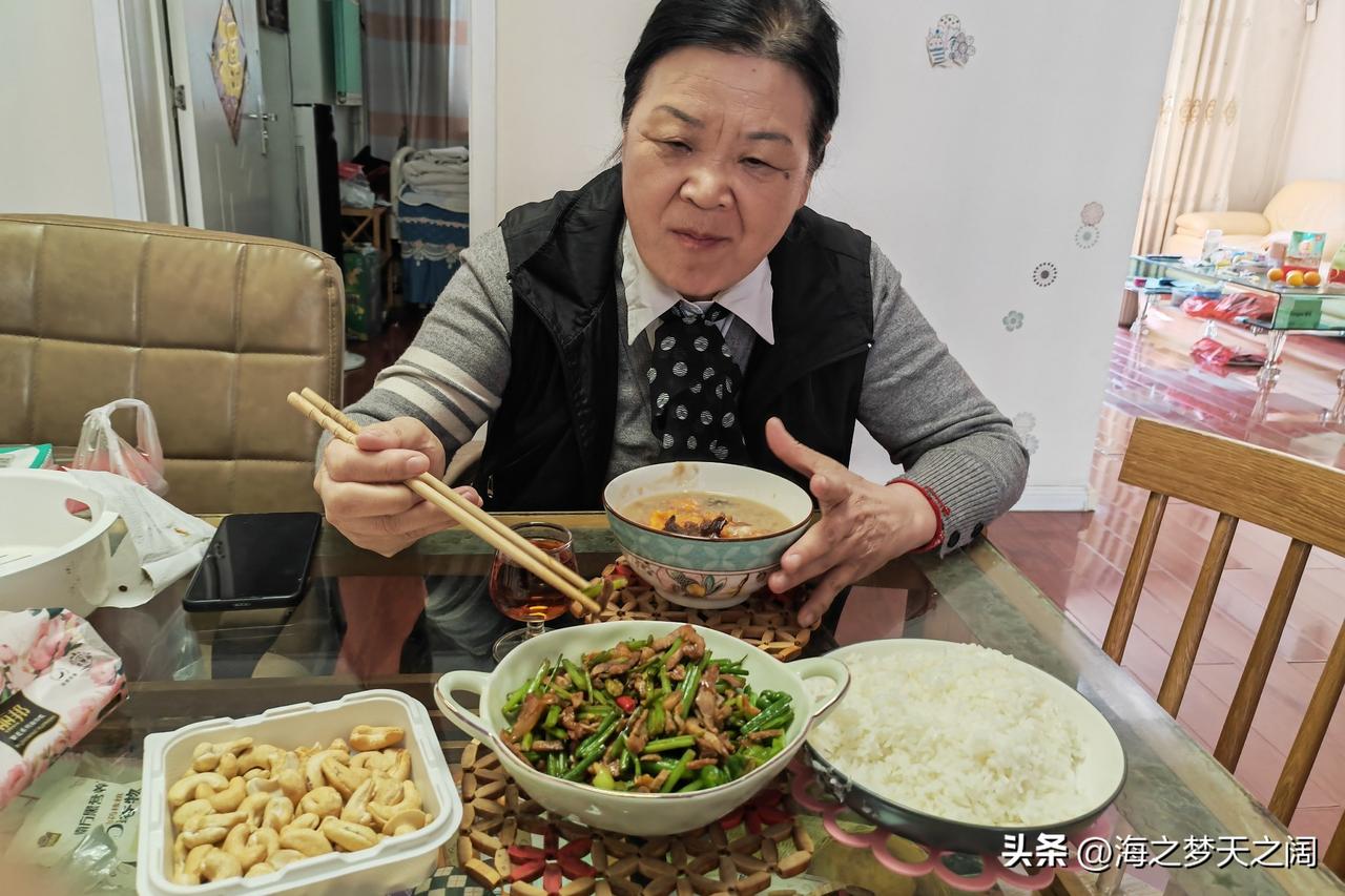 昨天上午在家休息，没事了就在家里打扫卫生，让自己的家里更加干净整洁，让孩子们周末