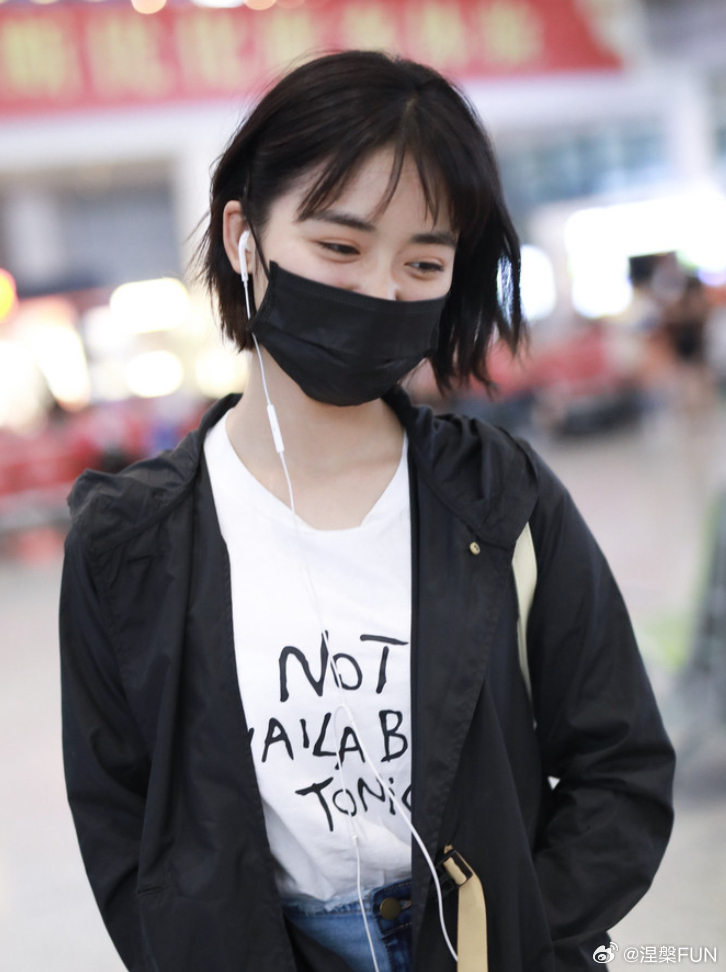 有线耳机穿搭火了 那是因为明星要和普通人区别开来，才会有这样的穿搭好看现象。普通