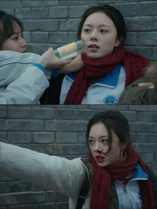 女生反击校园霸凌，回家竟被亲妈罚跪训斥‼️