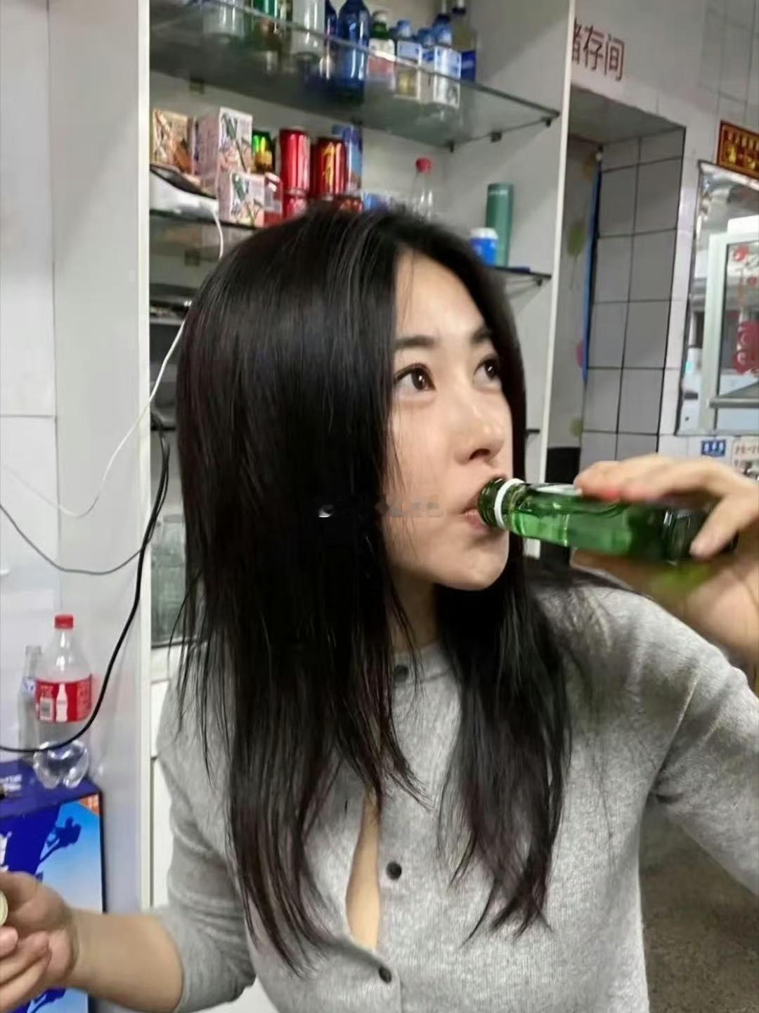 朱珠这酒瘾不小啊！很少见女明星直接拿酒瓶吹的 