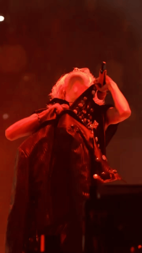 华晨宇这一秒过火 在频闪制造的时空裂隙中，华晨宇抓住了转瞬即逝的永恒。那个脱衣瞬