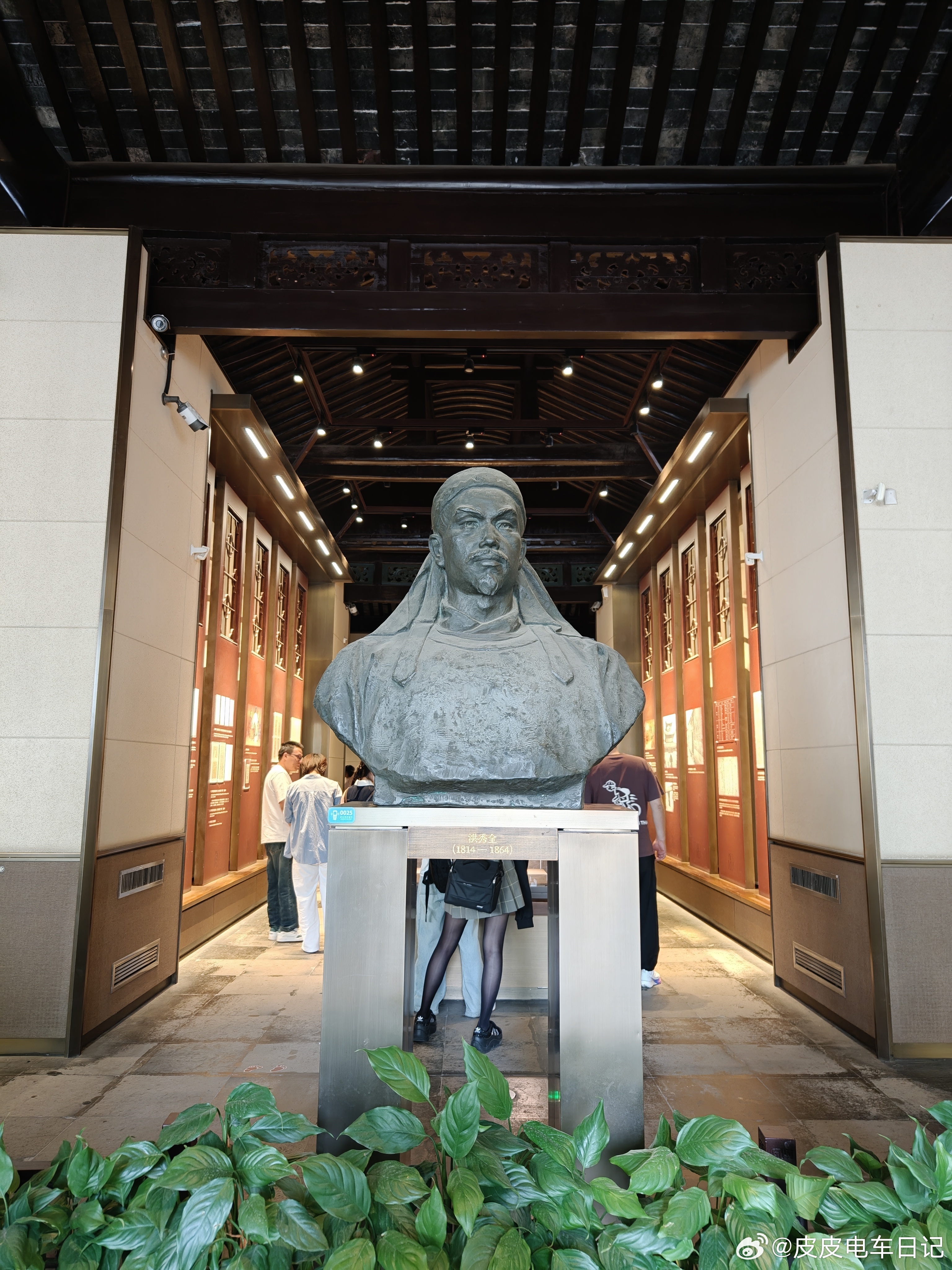 你们敢想，轰轰烈烈的太平天国活动，前期就靠着图 2-3 的这堆冷兵器，甚至号角还