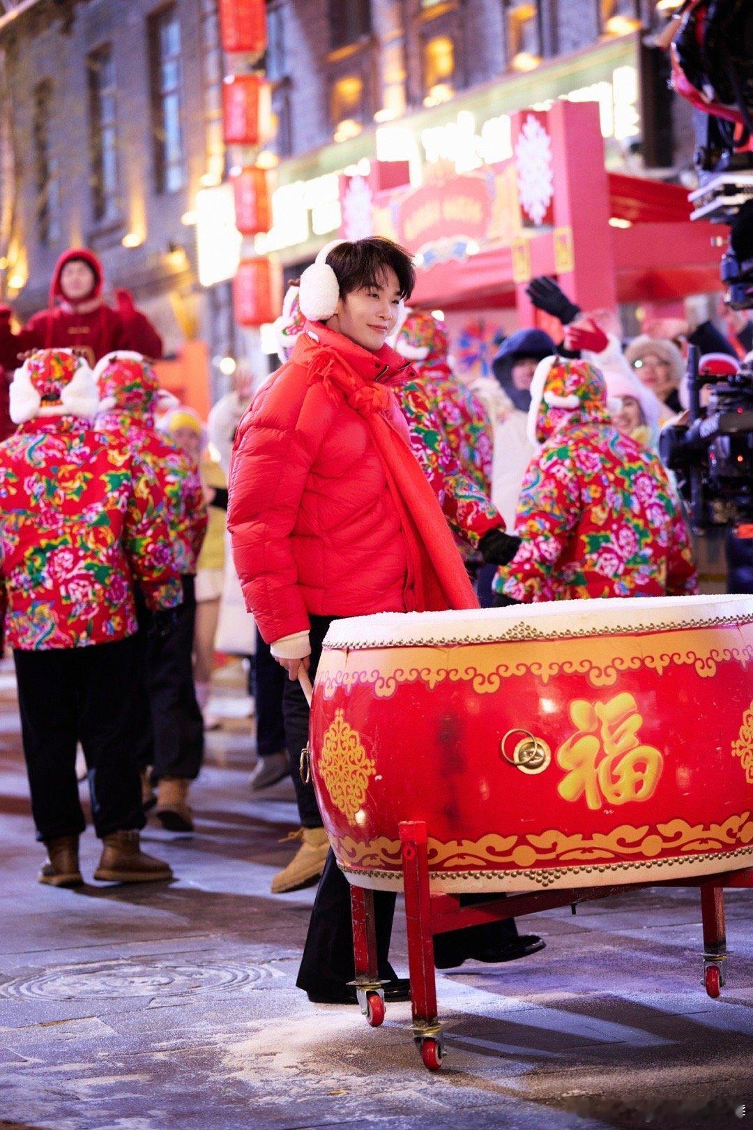 王赫野东北福娃 毛茸茸耳罩下藏着滚烫的舞台魂。鼓槌落下的瞬间，仿佛看到东北大秧歌