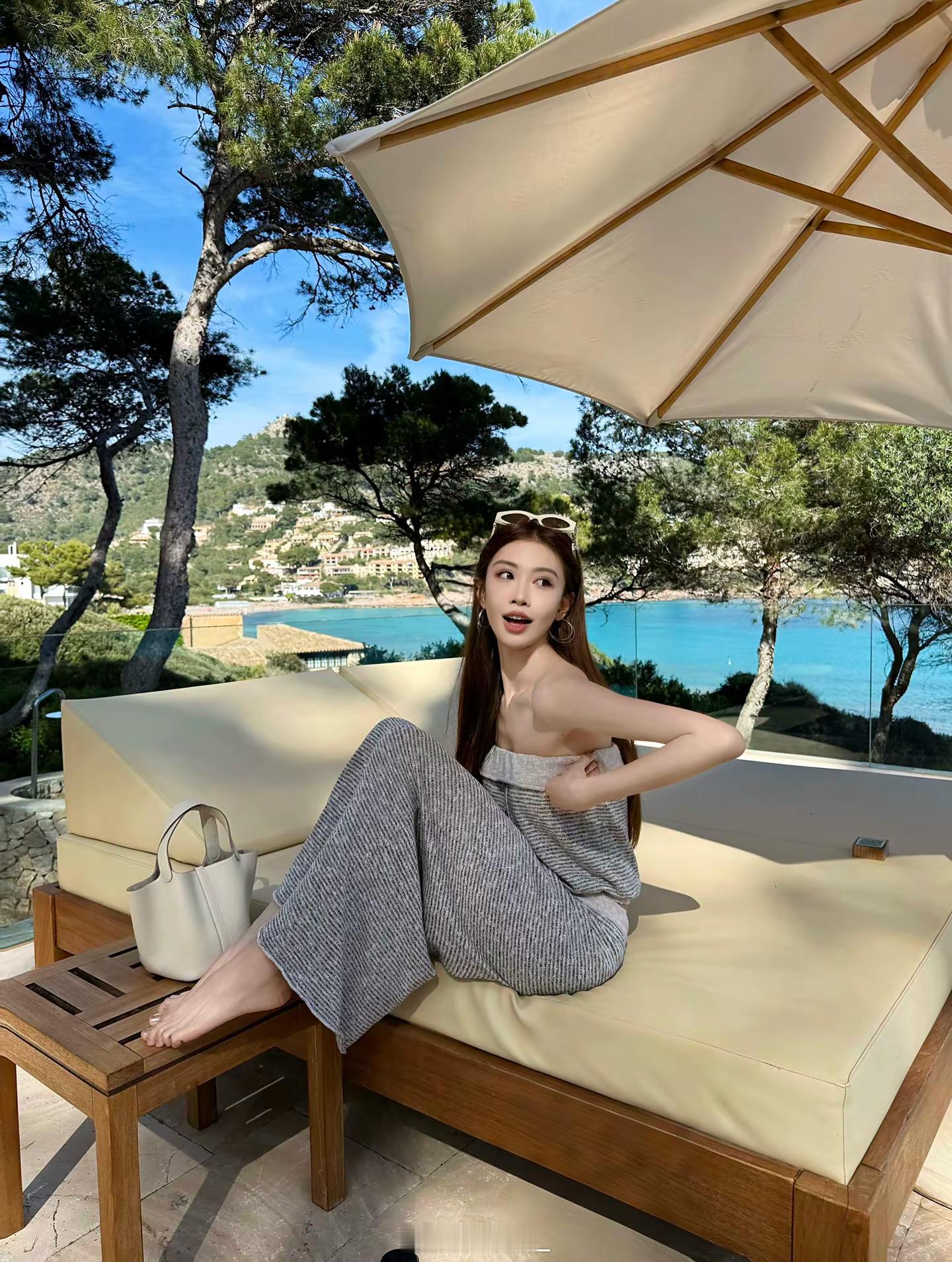 被地中海的阳光偏爱的日子☀️🌊🌳今天穿什么ootd ps：久违了weibo 