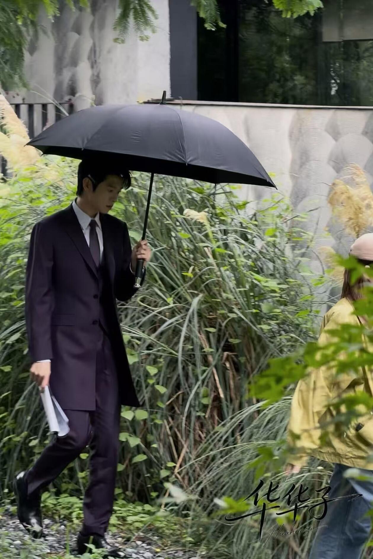 我滴天， 紫色真的很有韵味…西装暴徒我宣你魏大勋紫色长款西装魏大勋赵家安西装暴徒
