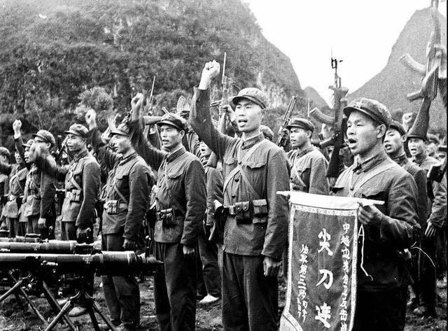 1979年，我方一位战士因饥饿在田里挖红薯。突然，一块石头向他砸来，而他转身一看