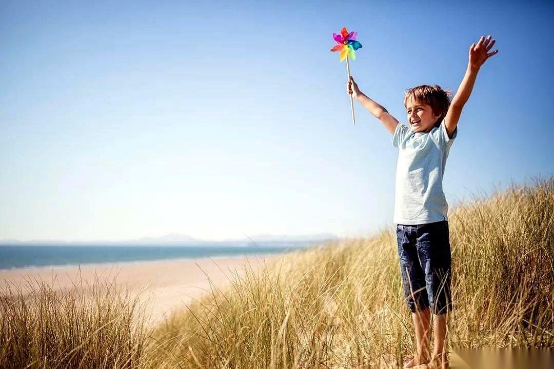 我跟你说，一个人是怎么废掉的？
就是让他的能量，四处漏风。
一个眼神就让你琢磨半