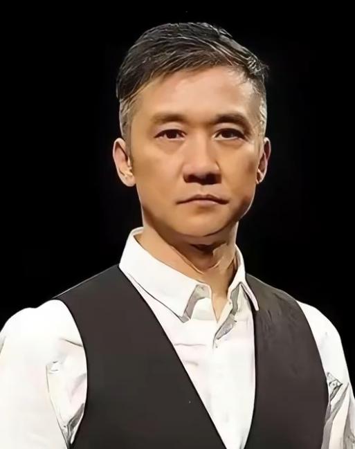 2011年，演员黄志忠与何音离婚，他将北京两套房产、200万存款和名下车辆，全部