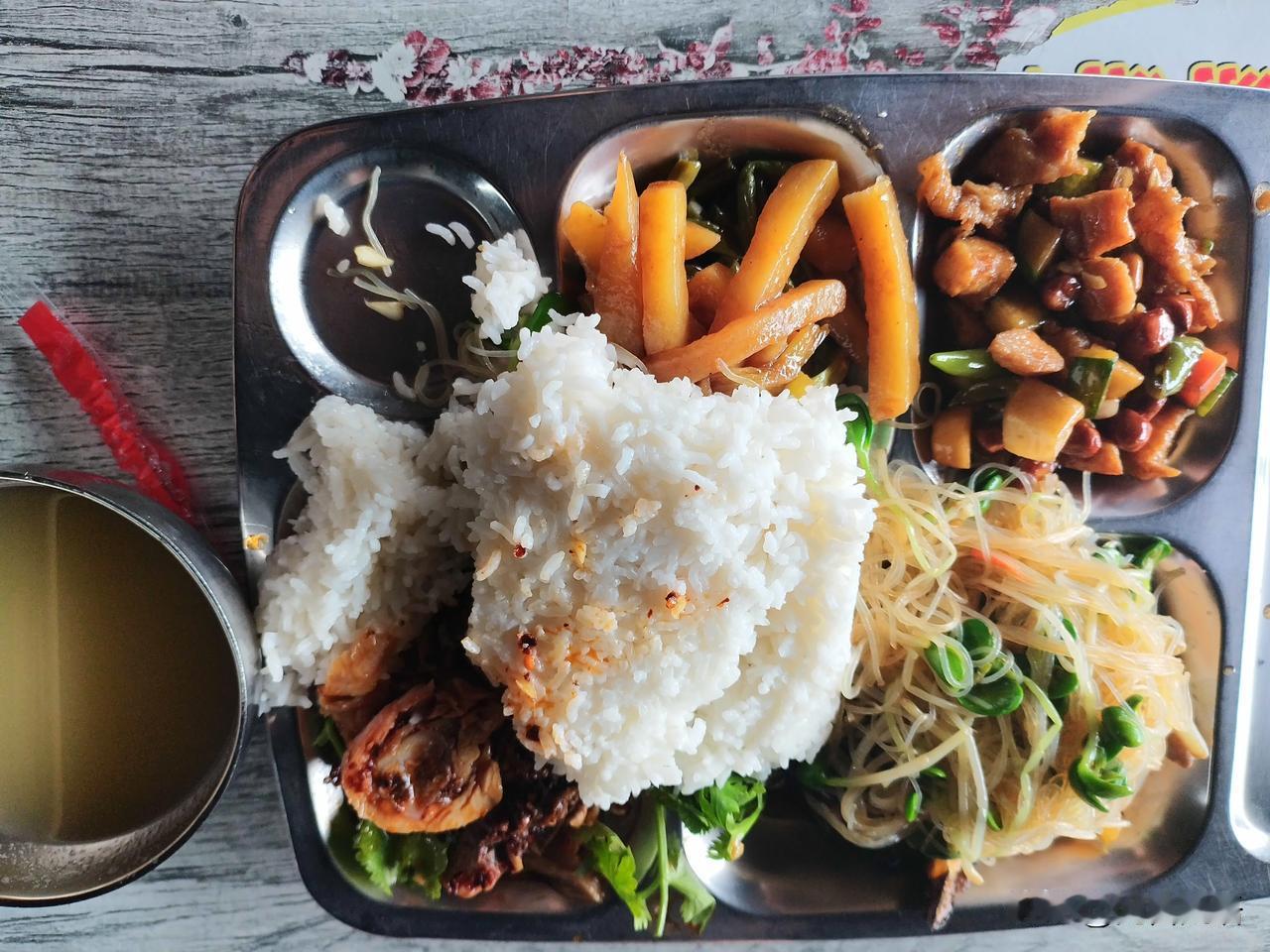 中午去食堂吃饭，一件小事的变化，竟让我的心境起了波动。

食堂的女老板和我关系不