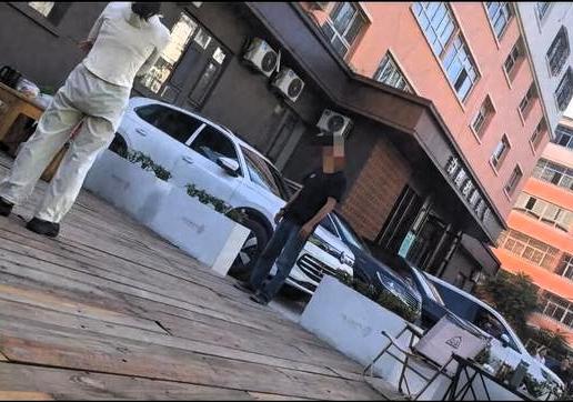 这家酒店很后悔啊！
本来收150没想到赔了1000。
事情闹大以后，酒店负责人马