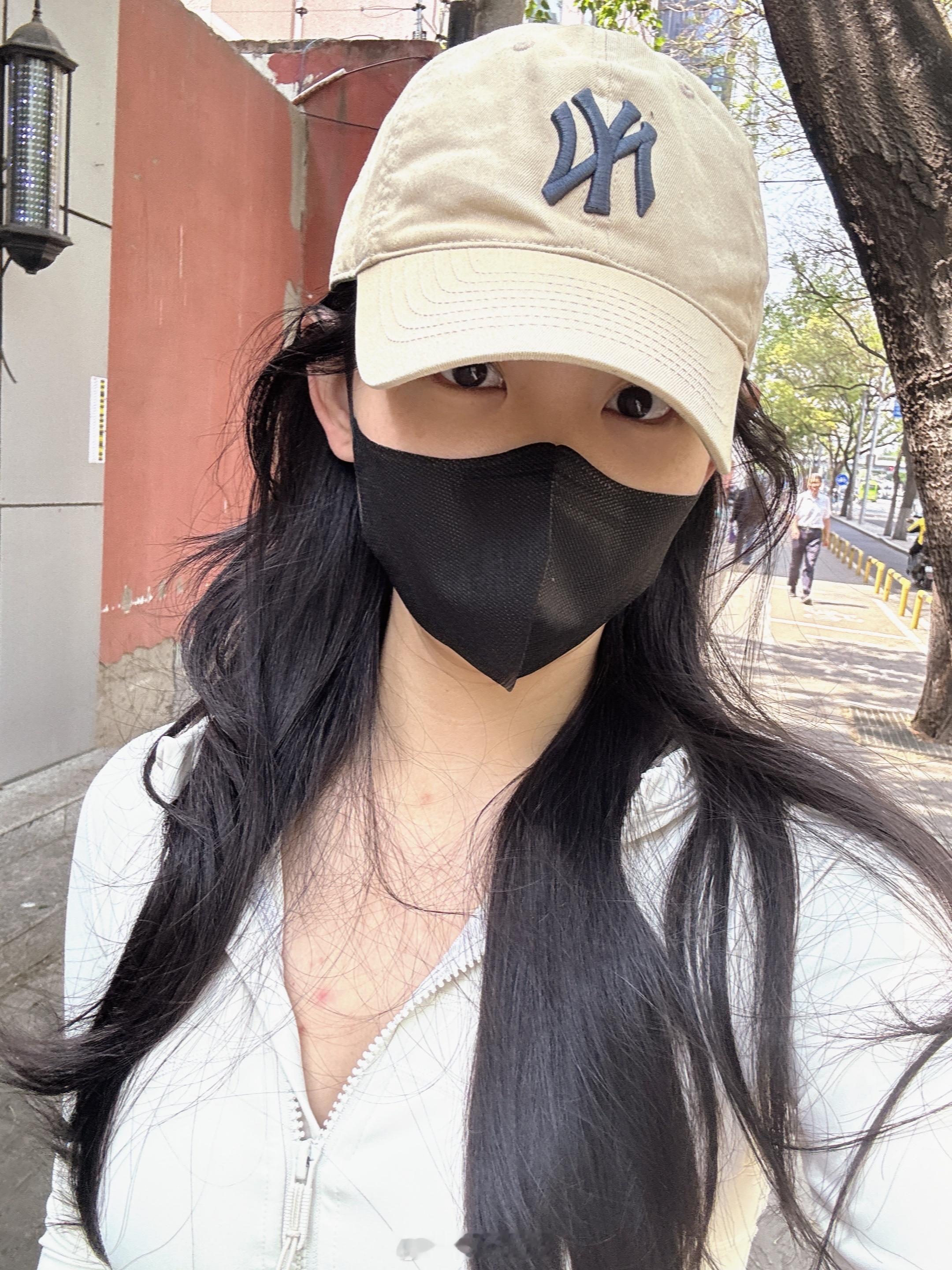 真好呀北京，穿短袖短裤的和穿羽绒服的其乐融融的，配着漫天的小毛毛而我就不一样了，