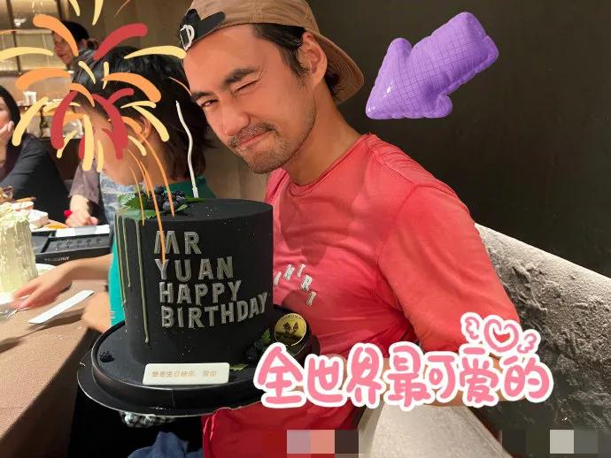 袁弘引发热议！
8月23日，袁弘突然引发了热议，起因是他在社交平台发文晒出了一张