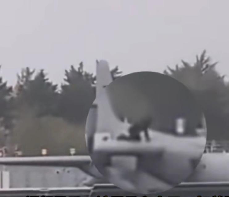 干得好，不过方法欠缺！爱尔兰男子擅闯机场，爬上美国军机C-130运输机，一顿猛砸