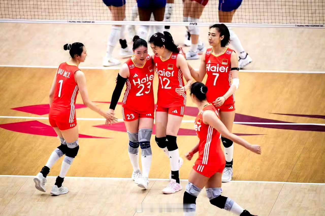 中国女排缺两将世联赛该如何应对李盈莹仍在康复期未归队，吴梦洁又因训练中膝部受伤需