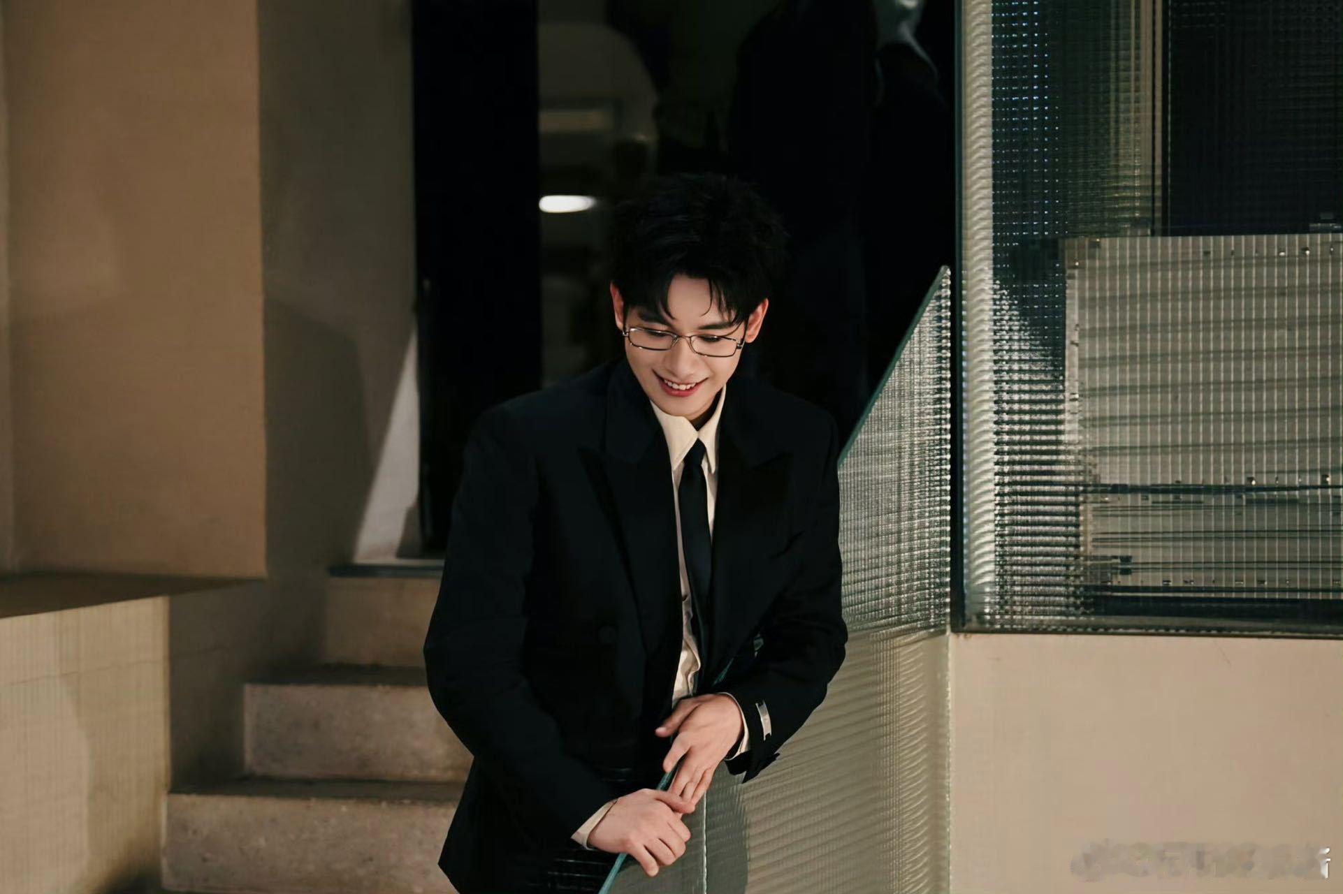 这才是真性感！江晨用知识填充自己的成长型人设，沉稳又聪慧，完全是少年高干文男主具