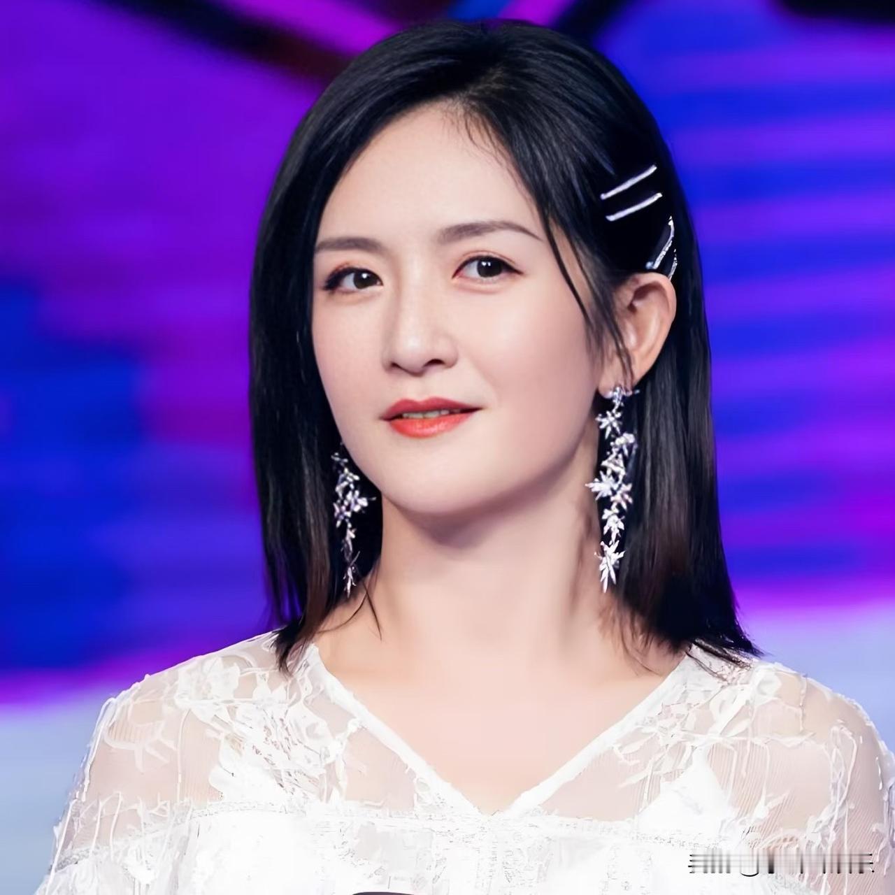 谢娜这次是真的听劝了，

自打全国巡演取消后，

就没怎么在镜头前露面，连《披荆