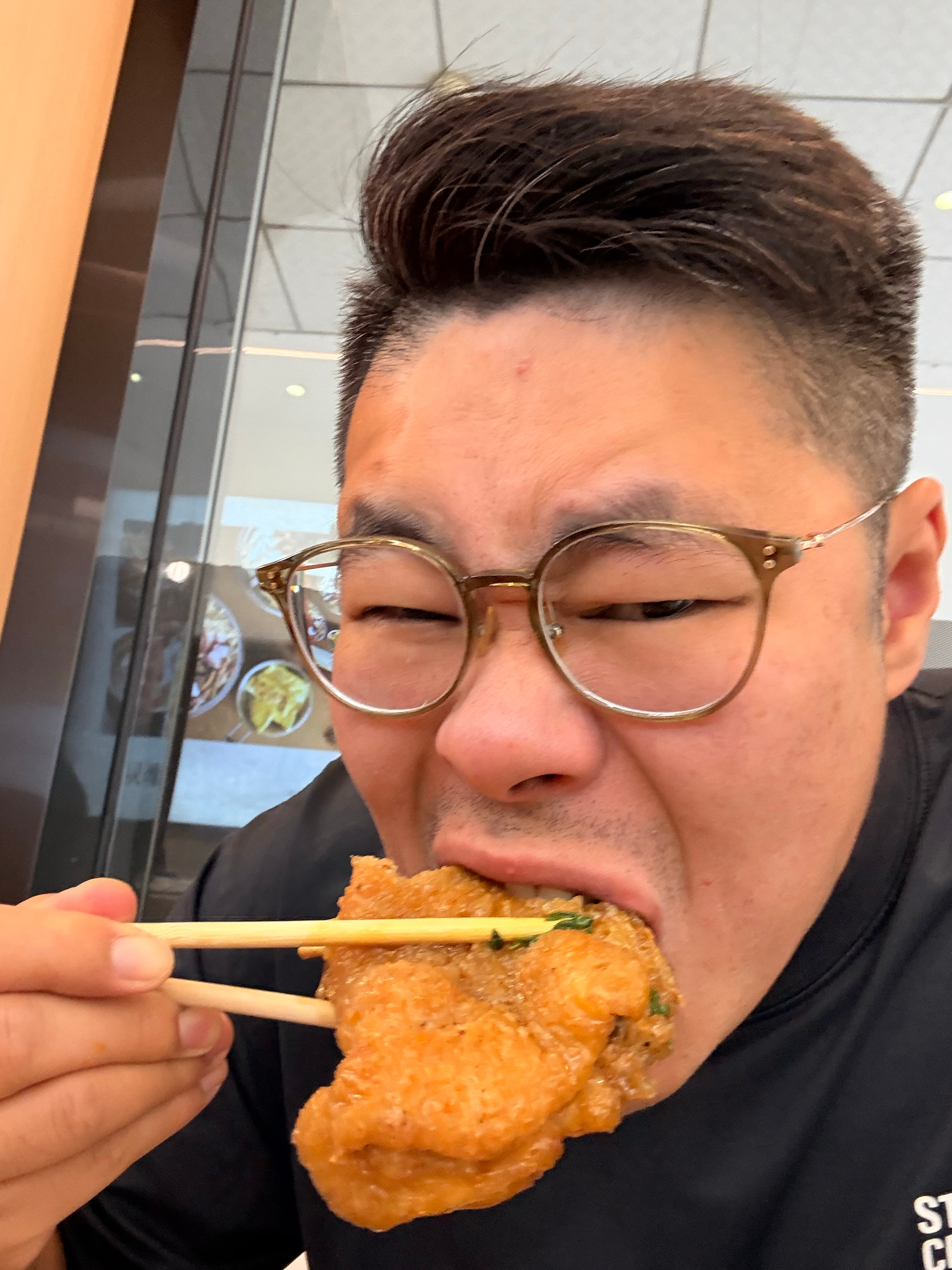 南宁这吃的还是爽16块钱一碗的猪脚粉太爽了我还以为是给的碎猪脚肉没想到是一大块感