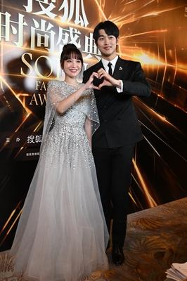 金莎孙丞潇同框亮相活动
在活动现场，他们既秀恩爱又秀穿搭美
注意看，身穿银灰色礼