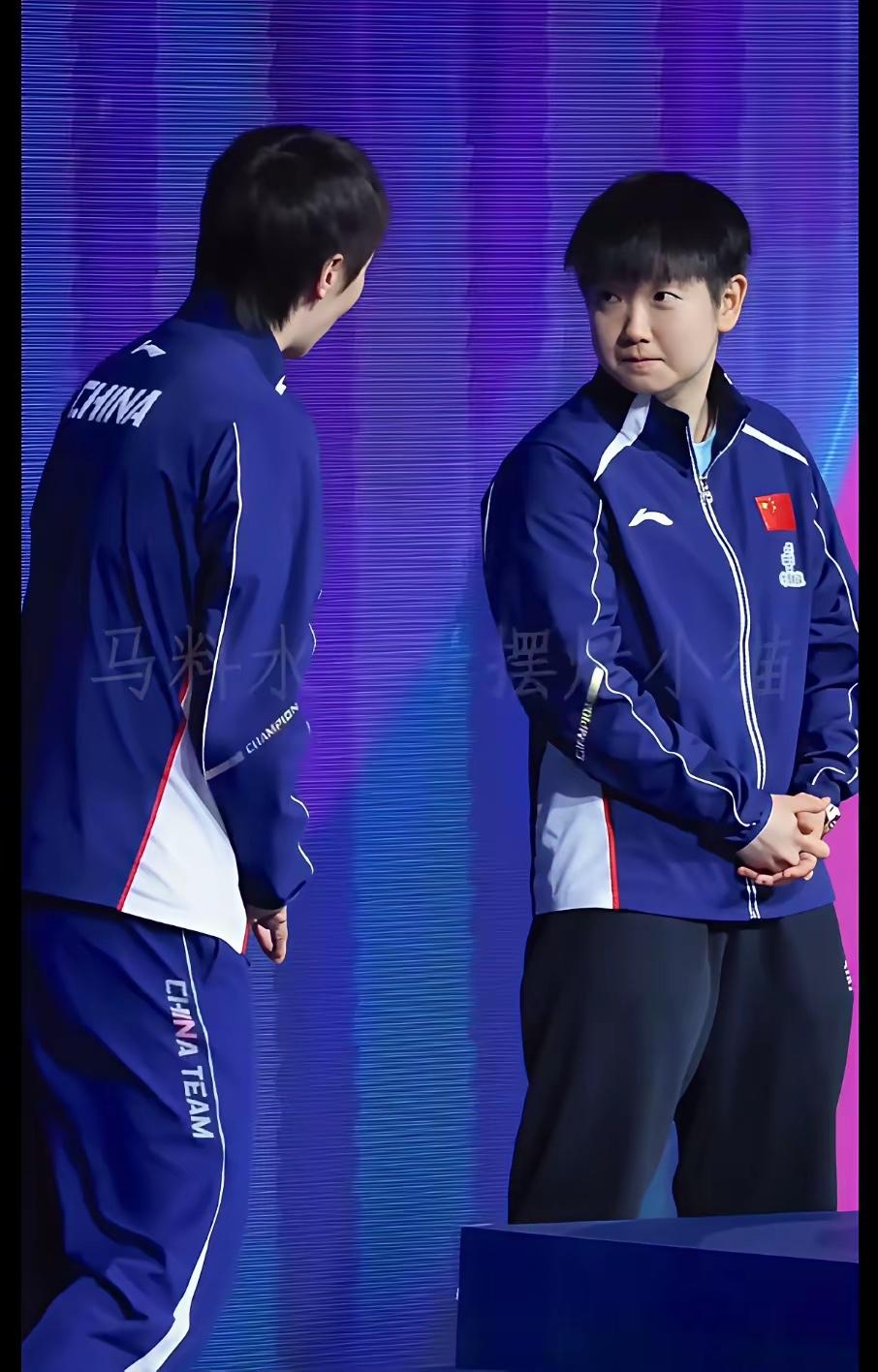 曼昱：莎莎，祝贺你！
莎：曼昱姐，谢谢。

曼昱：莎莎，今天跟你学到不少东西。