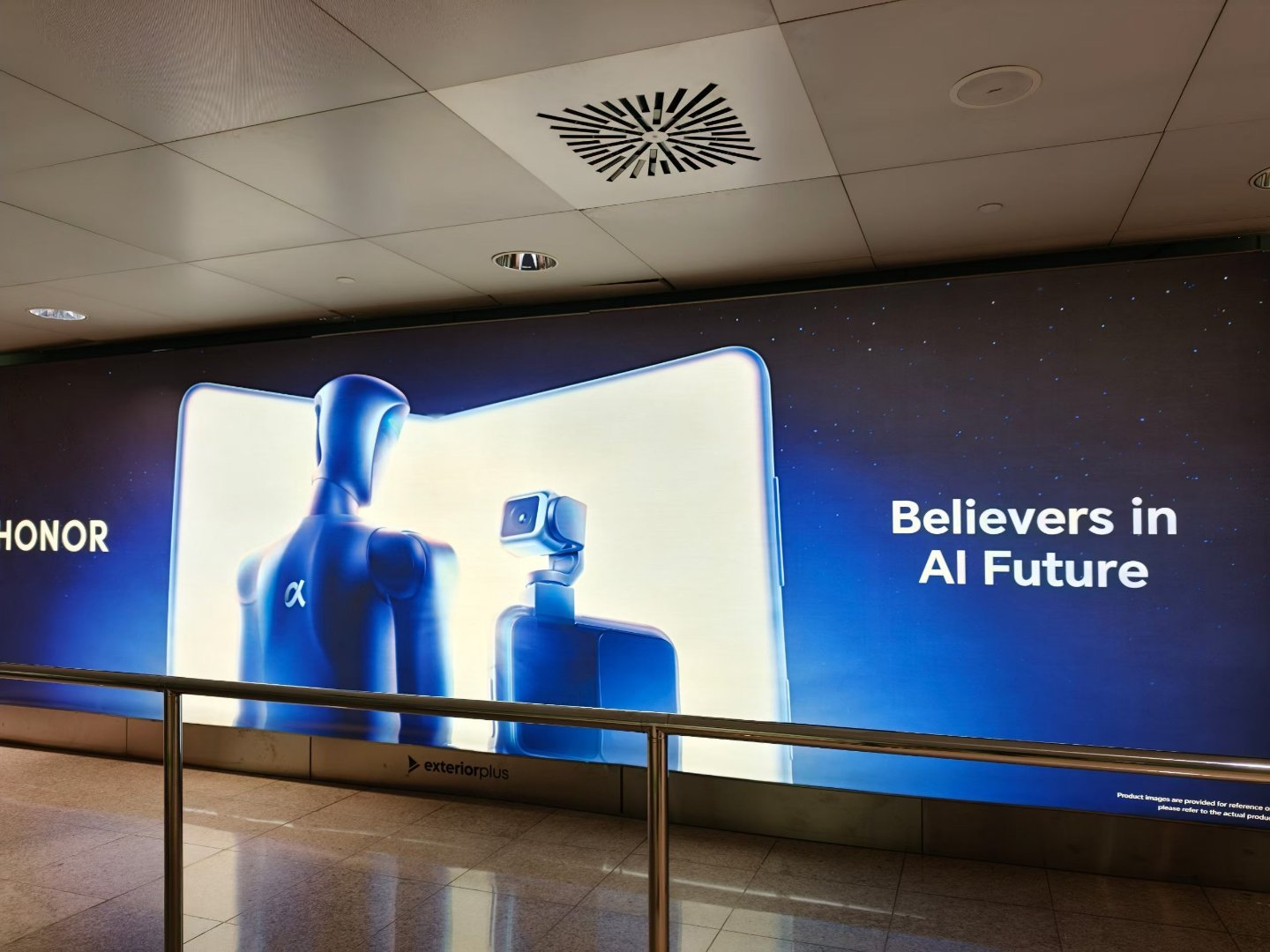 巴塞罗那机场ROBOT PHONE，人形机器人荣耀今年MWC的两大亮点 mwc2