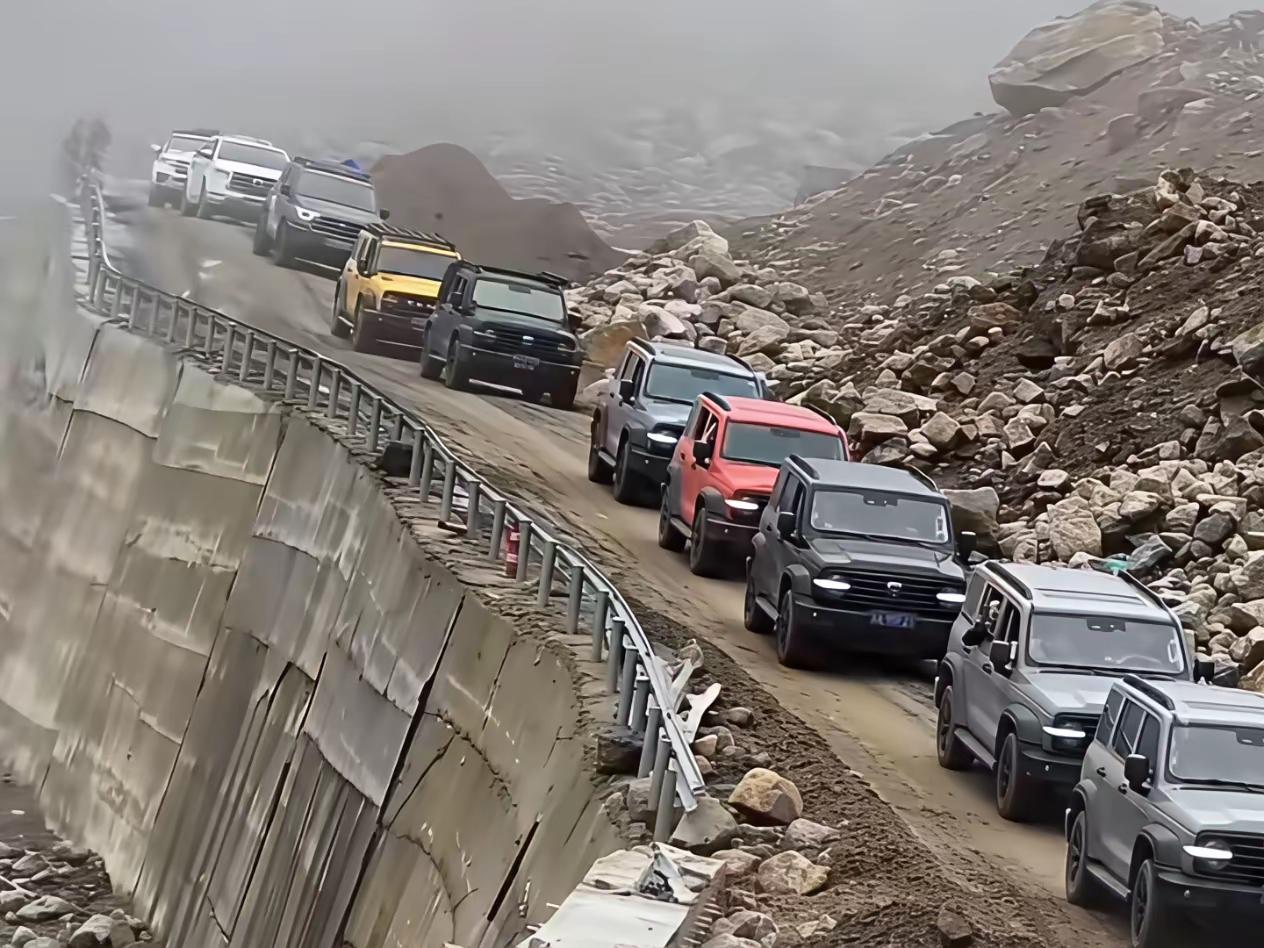 一个同事上个月去了趟西藏，回来聊起见闻，别的没多说，就感慨现在藏区的路上，坦克3