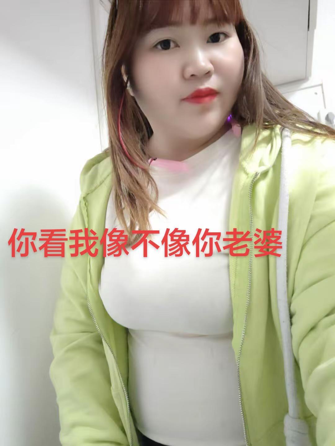 ✨救命！这个提问也太敢了吧！😱 绿色外套+甜妹妆容，是心动的感觉呀～💓 快说