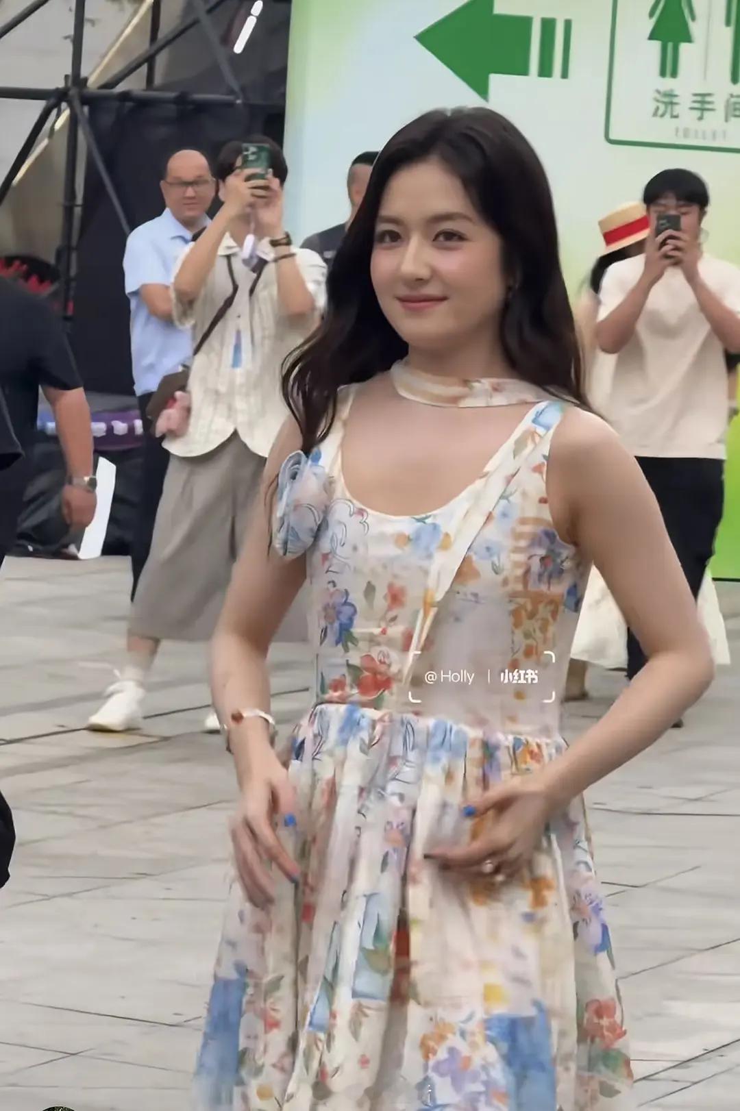 李兰迪今天路透造型确实是让人两眼一黑的程度，艳丽的碎花长裙穿在她身上又显胖又显俗